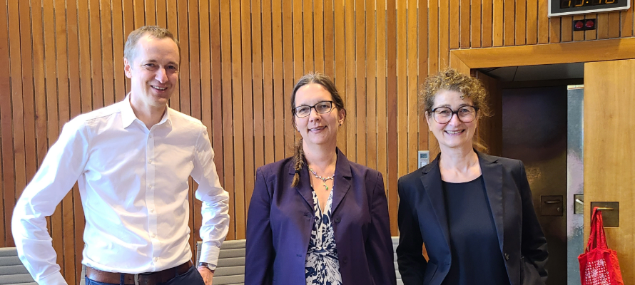 Foto Enquetekommission von links nach rechts: Peter Salden, Iris Neiske und Claudia de Witt im Sitzungssaal